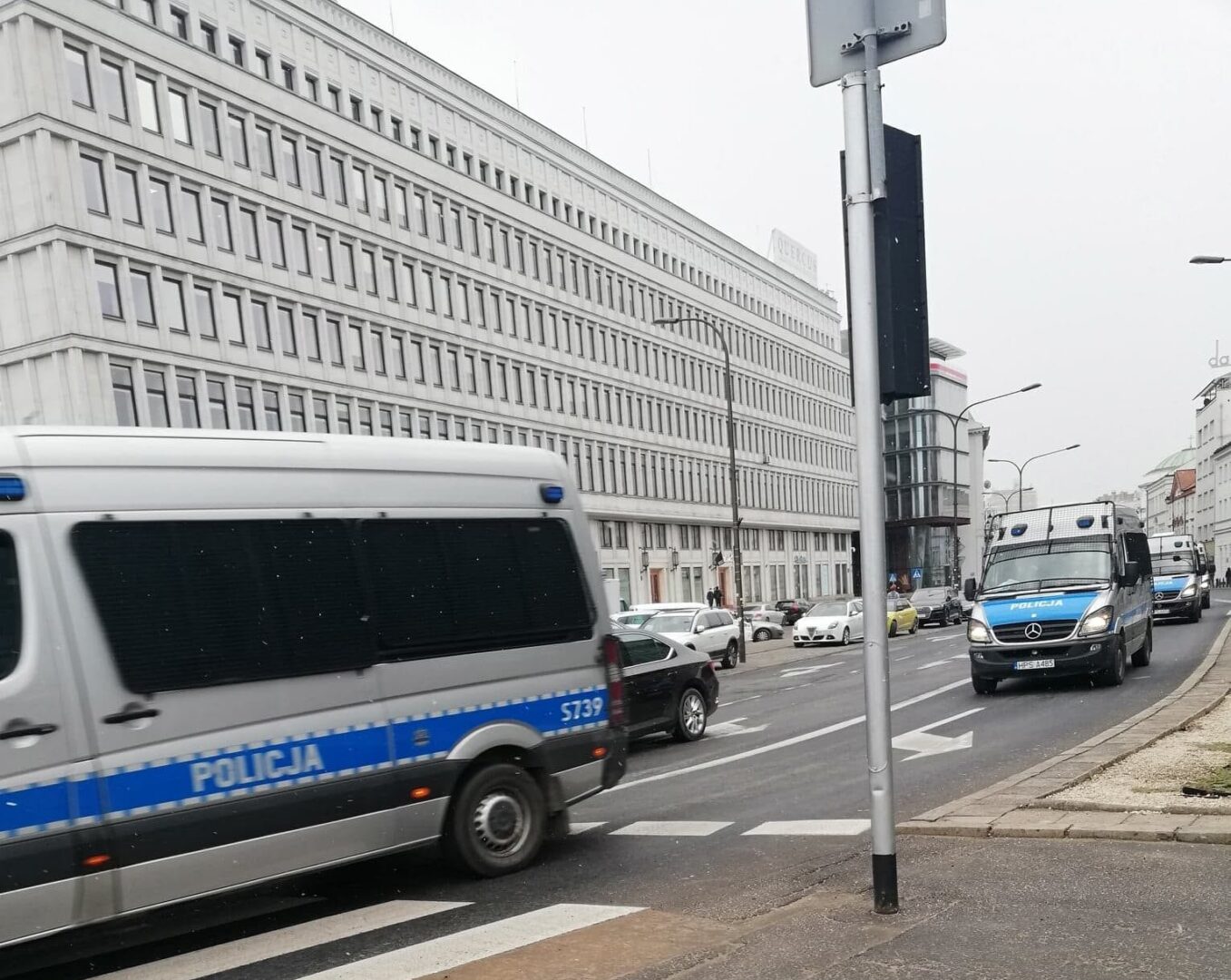 Polskie furgonetki policyjne na ulicy miejskiej ST39