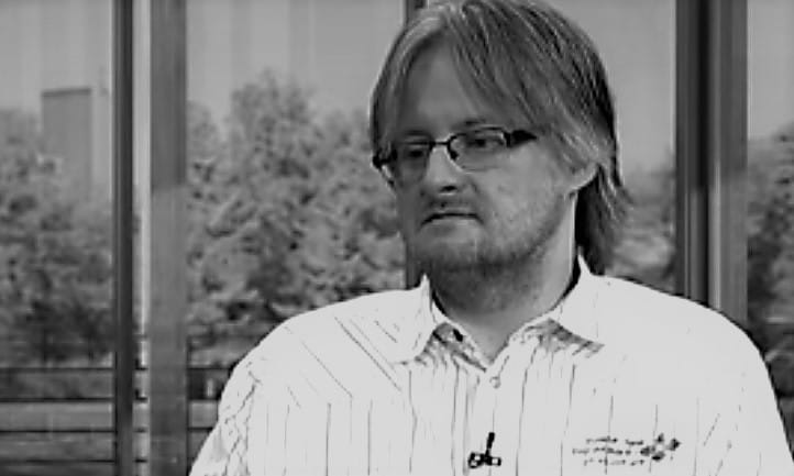 Czarno-białe zdjęcie Aarona Swartza, programisty komputerowego i aktywisty.