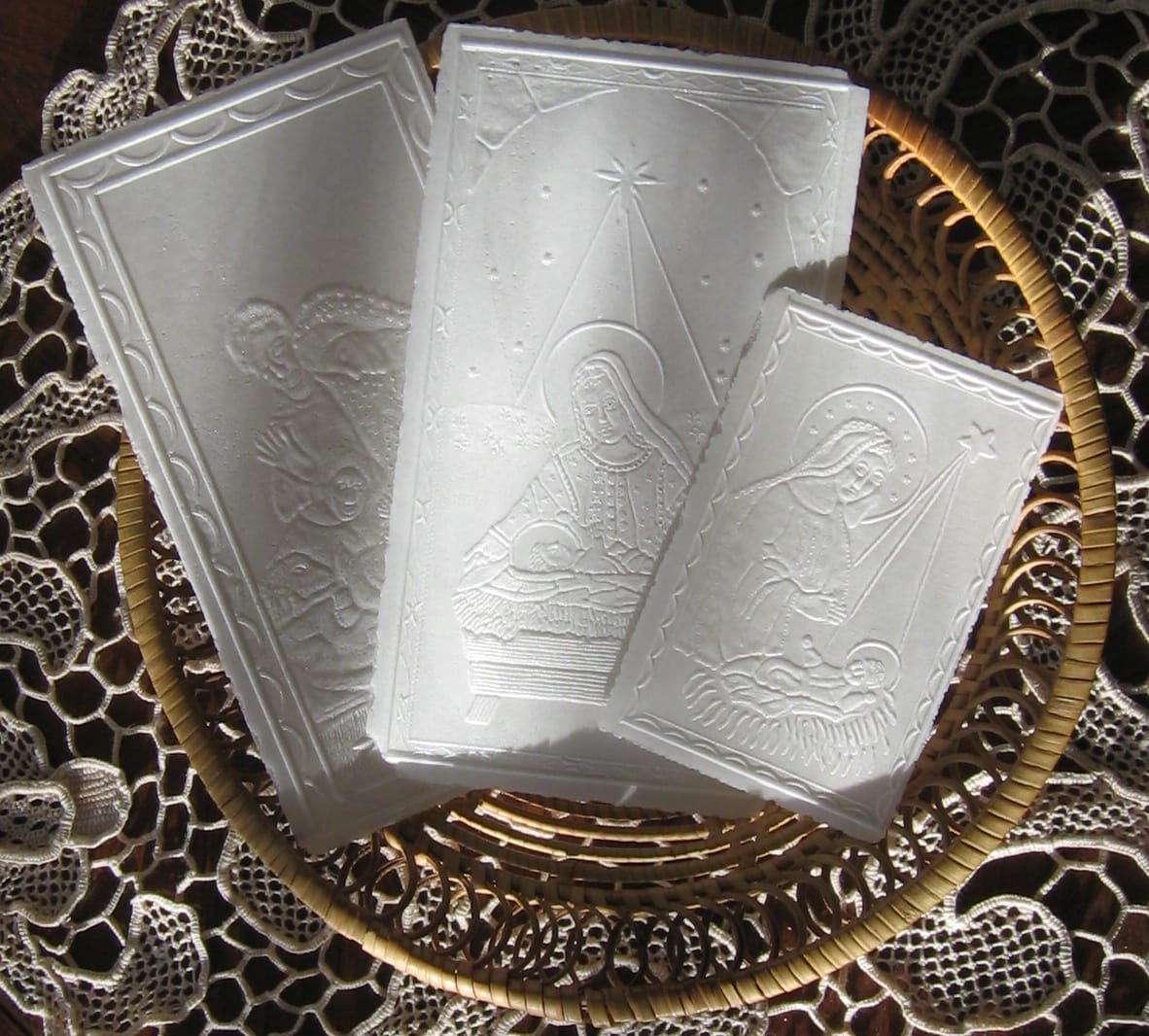 Tłoczone opłatki święte przedstawiające scenę narodzenia. Tradycje bożonarodzeniowe.