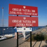 Znak obszaru Natura 2000 Zatoka Pucka w Polsce przedstawiający oznaczenie obszaru chronionego.