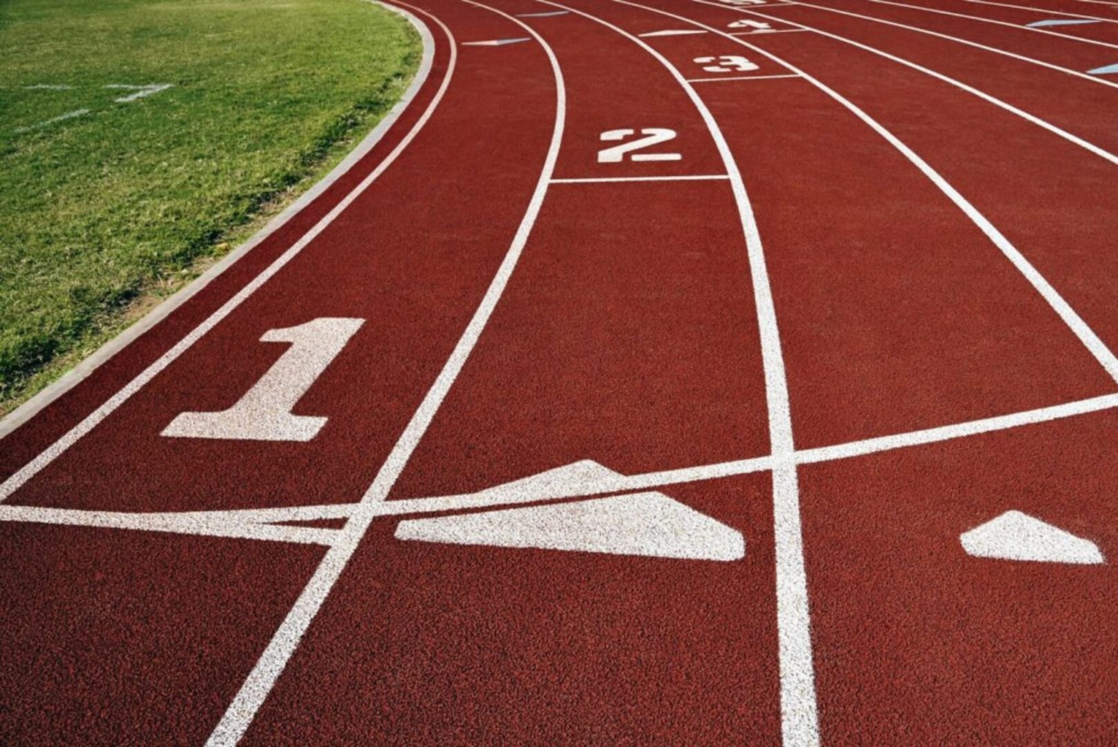 Zbliżenie torów bieżni oznaczonych numerami 1, 2 i 3.