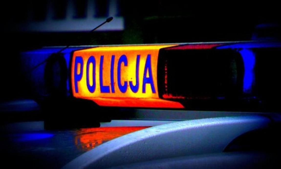 Zbliżenie na pasek świetlny polskiego radiowozu z napisem „POLICJA”