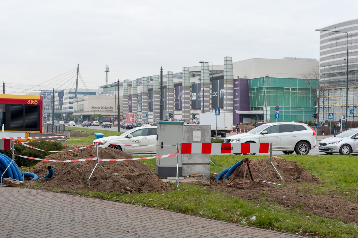 Budowa drogi w pobliżu centrum handlowego Galeria Mokotów w Warszawie, Polska. Prace związane z instalacją kabli i wykopaną ziemią.