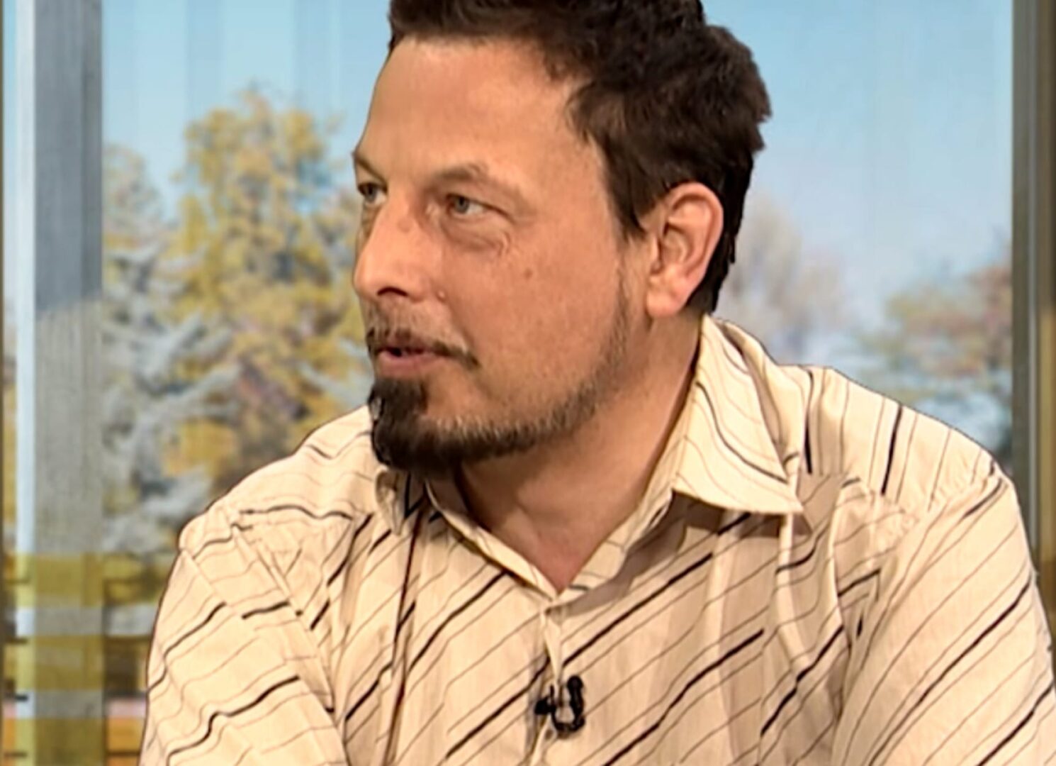 Mark Zuckerberg, założyciel Facebooka, w beżowej koszuli w paski.