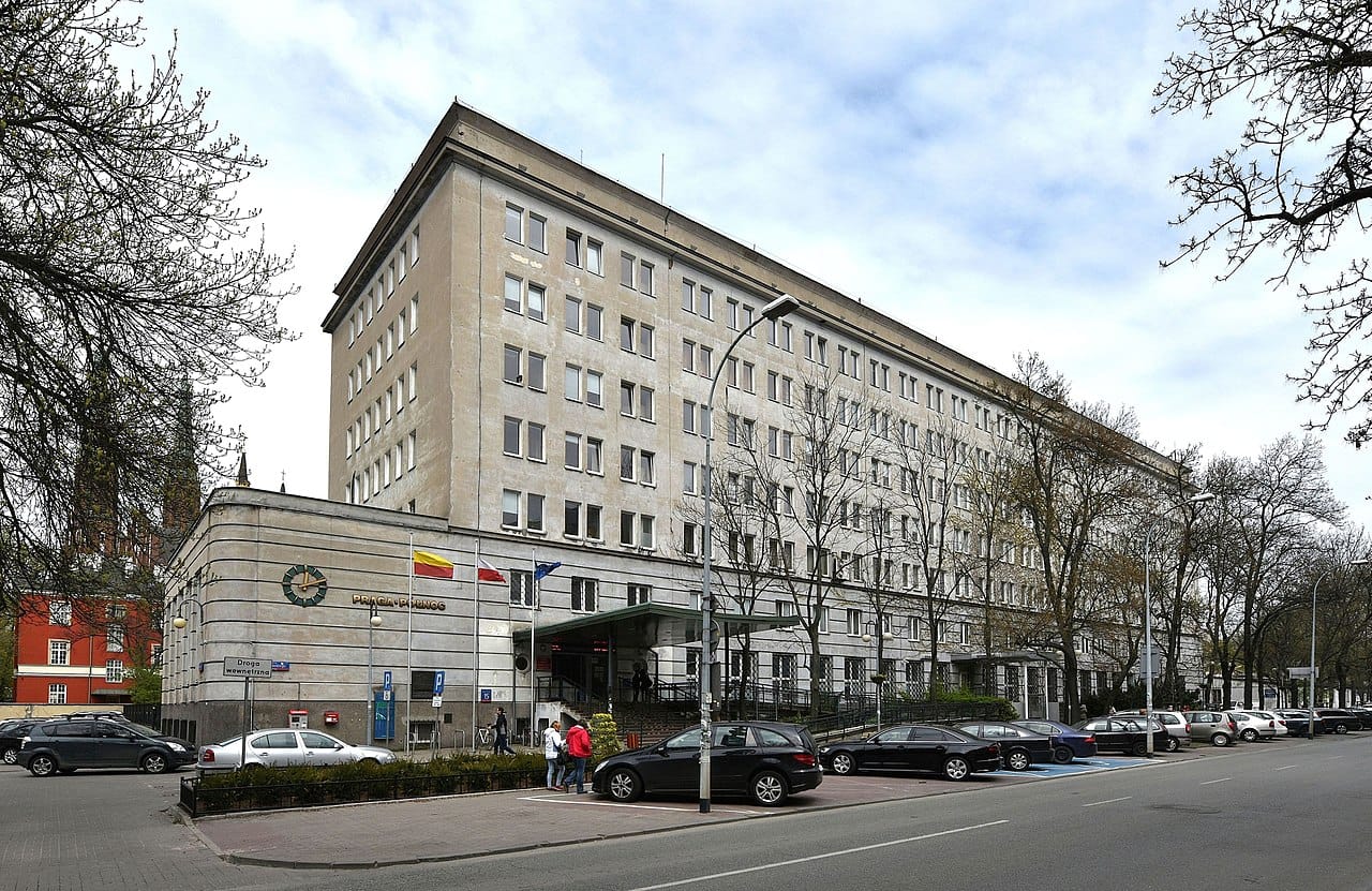 Budynek Praga-Płnóg, Warszawa, Polska. Widok zewnętrzny dużego, jasnego budynku.