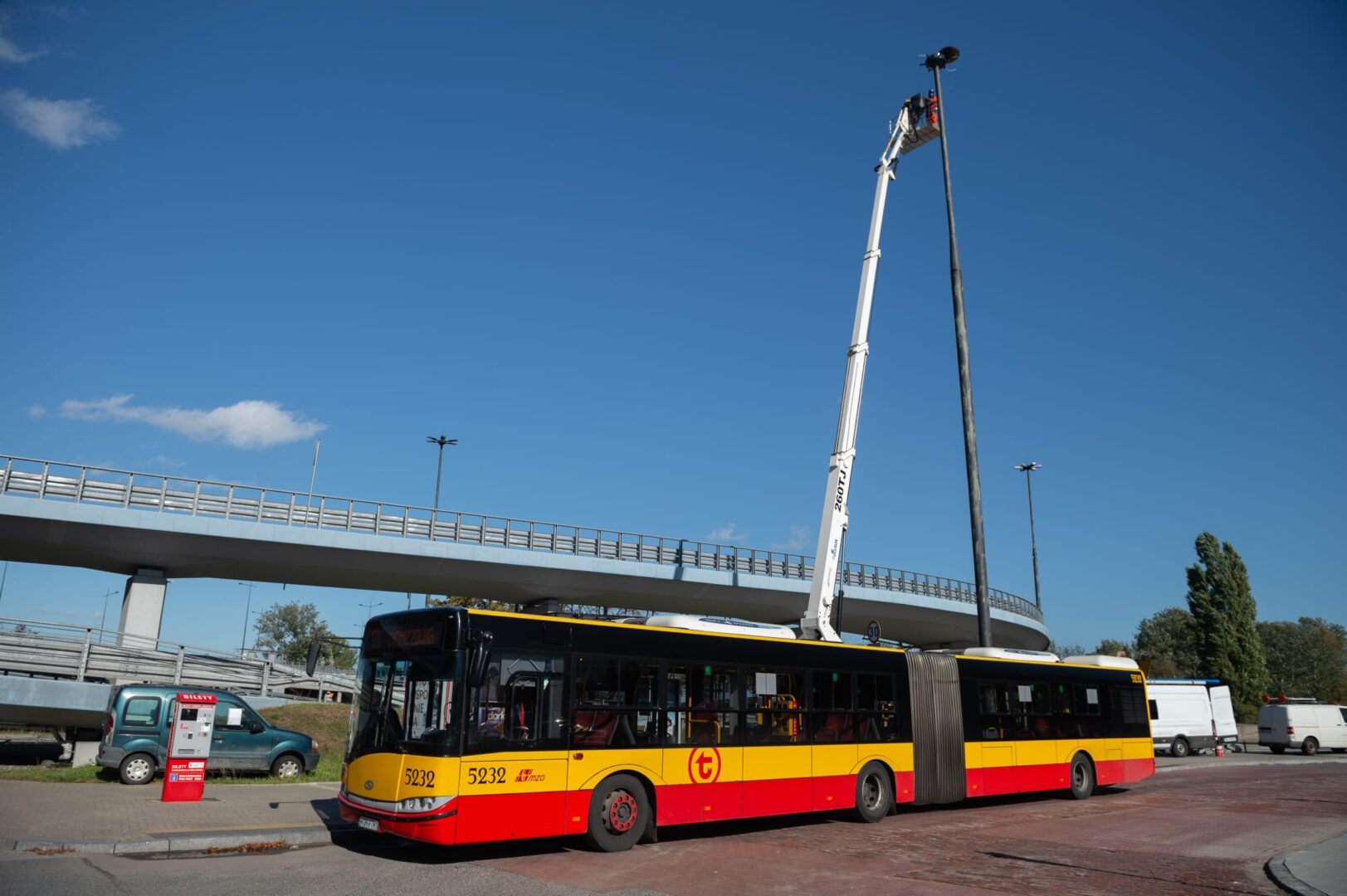 Konserwacja autobusów: Pracownicy windy naprawiają latarnię uliczną w pobliżu autobusu miejskiego (5232).