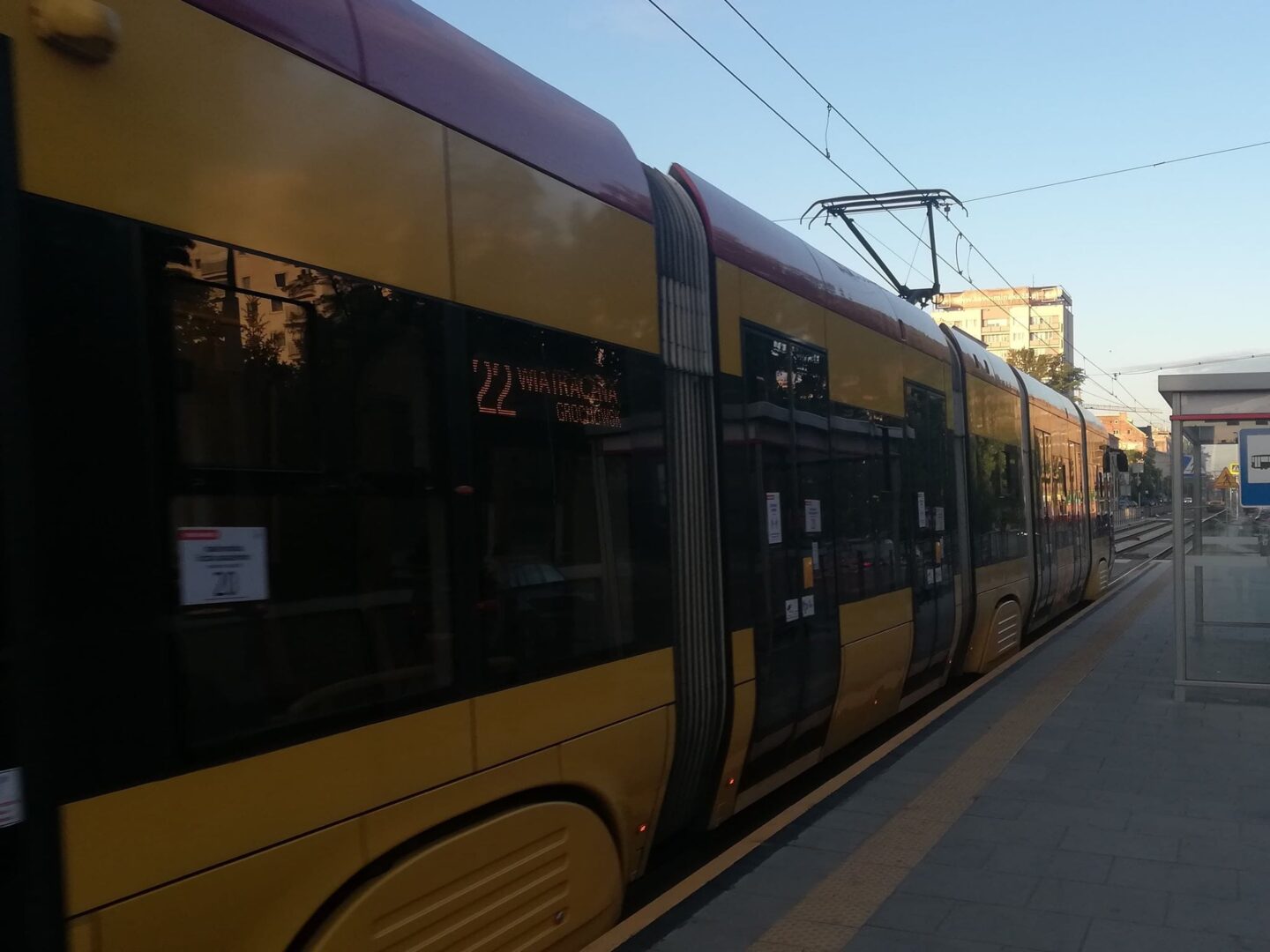 Nowoczesny żółty tramwaj nr 22 na stacji miejskiej