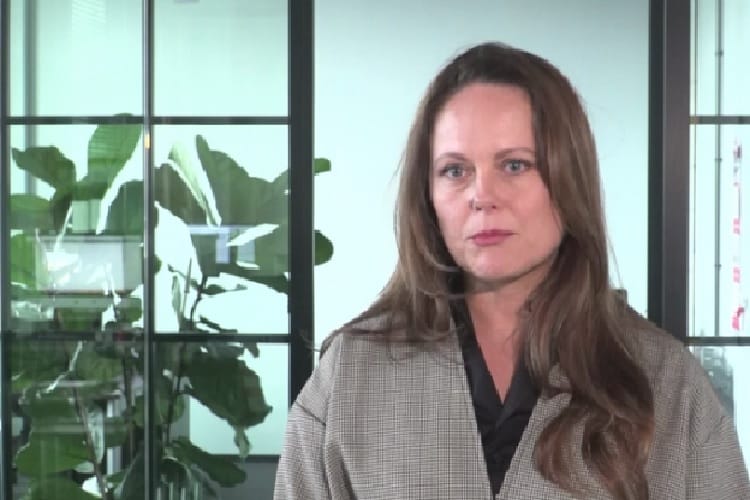 Kobieta w szarej marynarce omawia strategie SEO.