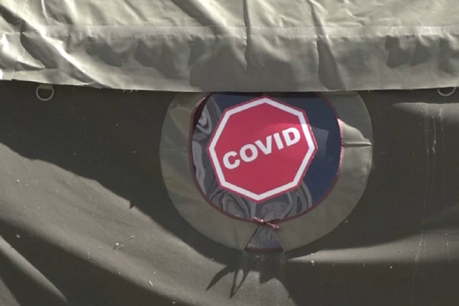 Znak stop COVID-19 na namiocie