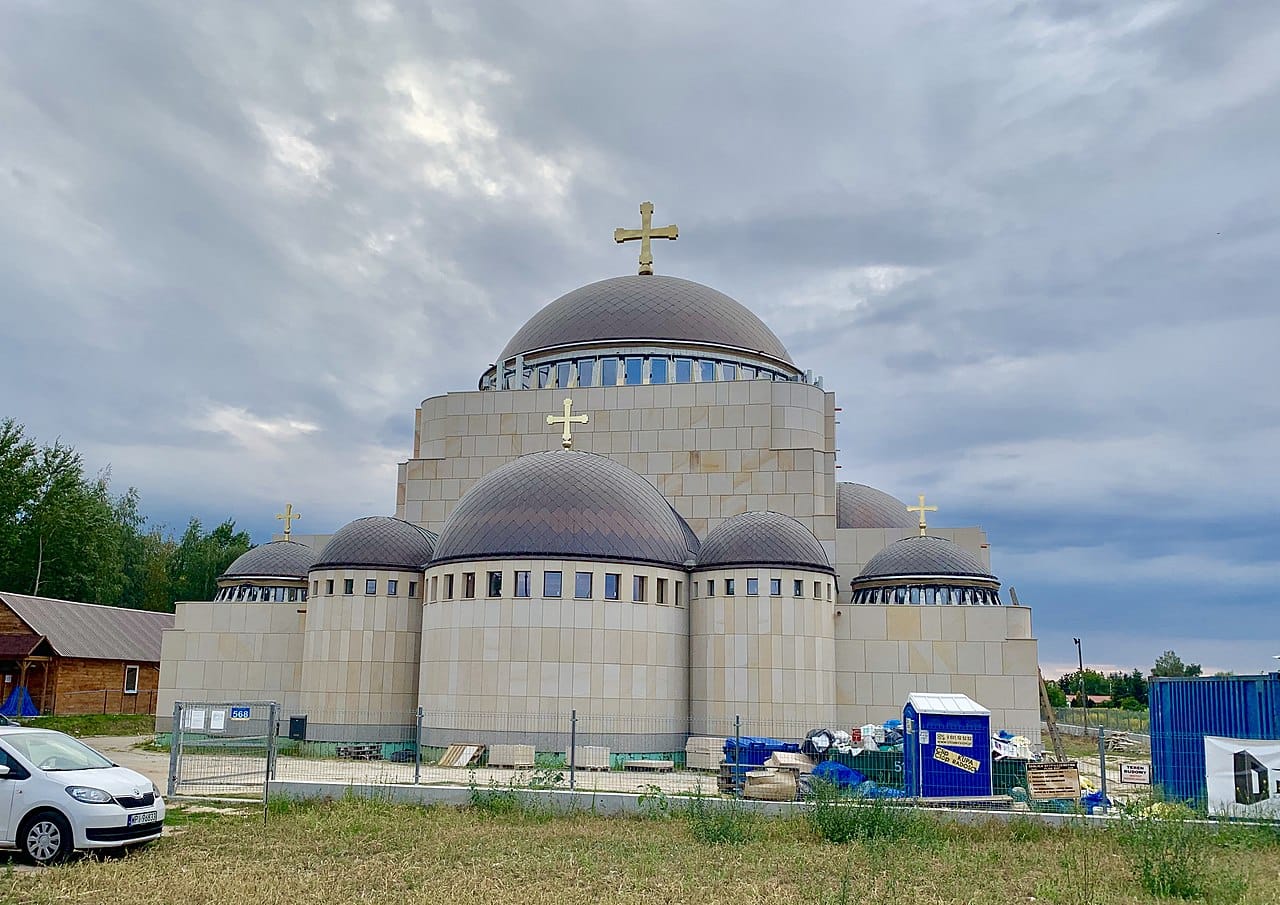 Nowo wybudowany kościół w stylu Hagia Sophia w Warszawie, Polska. Widoczne kopuły i krzyże.