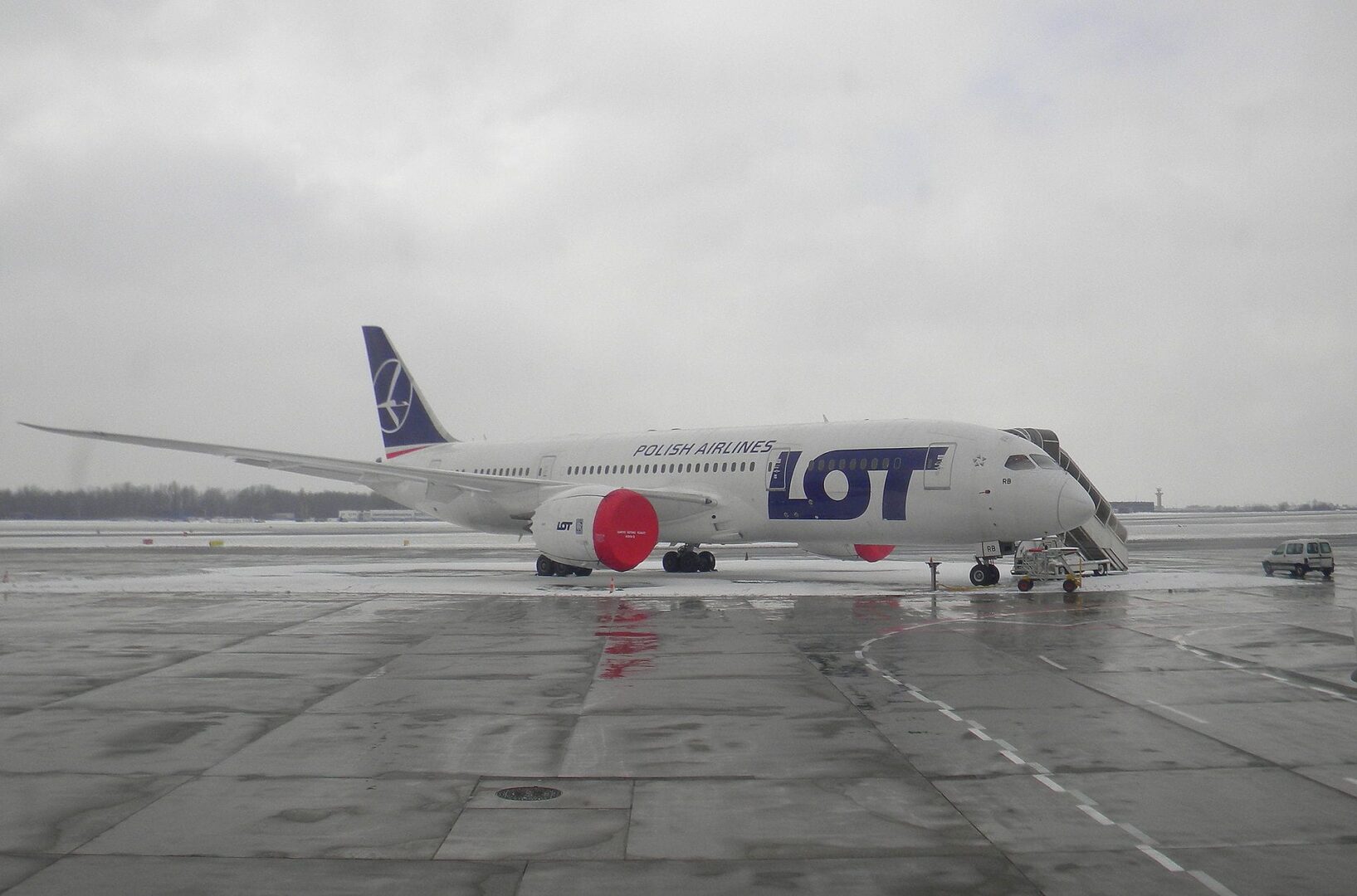 Boeing 787-8 Dreamliner Polskich Linii Lotniczych LOT na Lotnisku Chopina w Warszawie.