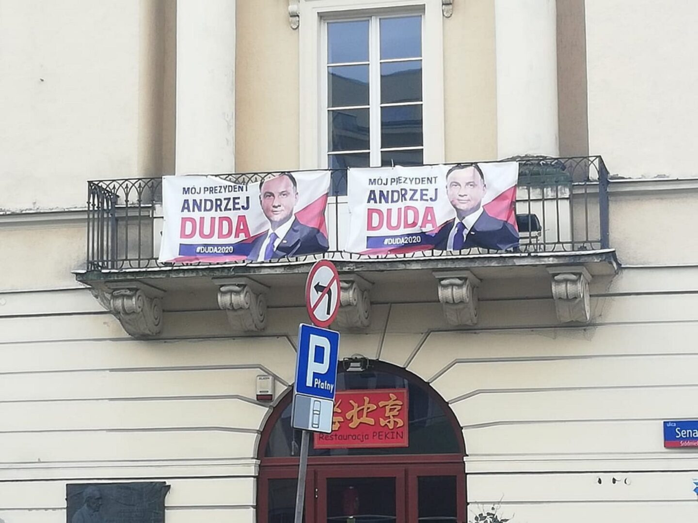 Balkon z banerami kampanii Andrzeja Dudy 2020