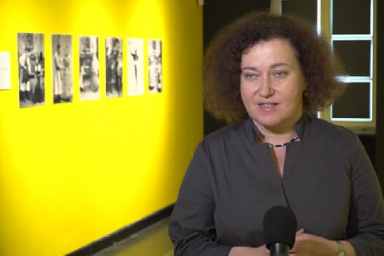 Kurator omawia wystawę starych fotografii