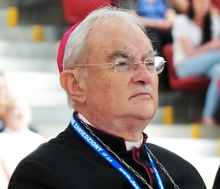 Biskup Stanisław Gądecki w koloratce i mitrze