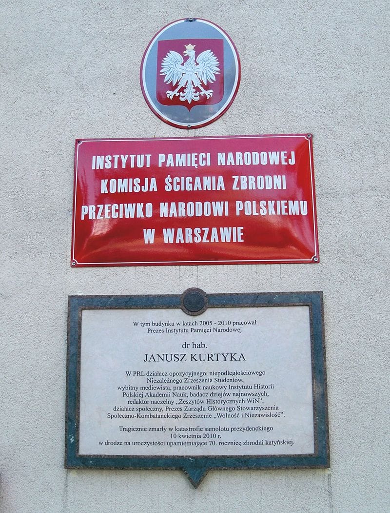 Tablica Instytutu Pamięci Narodowej ku czci Janusza Kurtyki w Warszawie