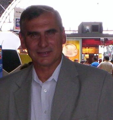 Portret mężczyzny w szarej marynarce