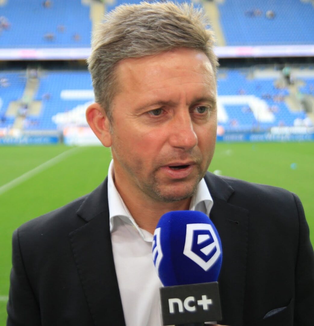 Trener piłkarski udziela wywiadu po meczu