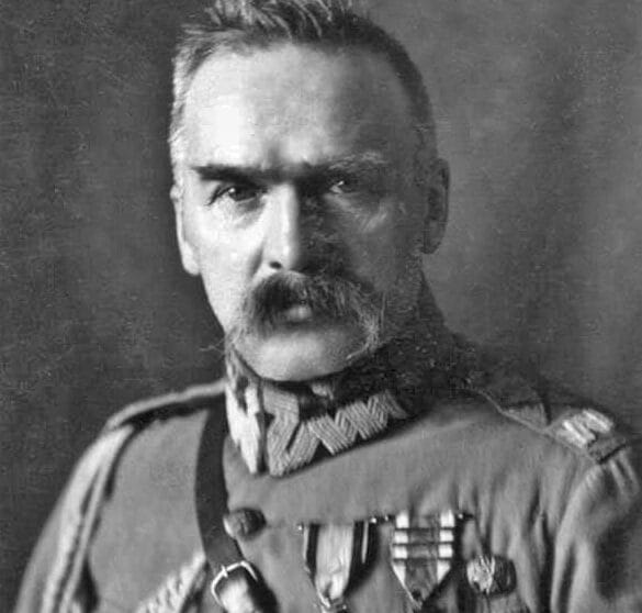 Józef Piłsudski, polski dowódca i mąż stanu, w mundurze wojskowym.