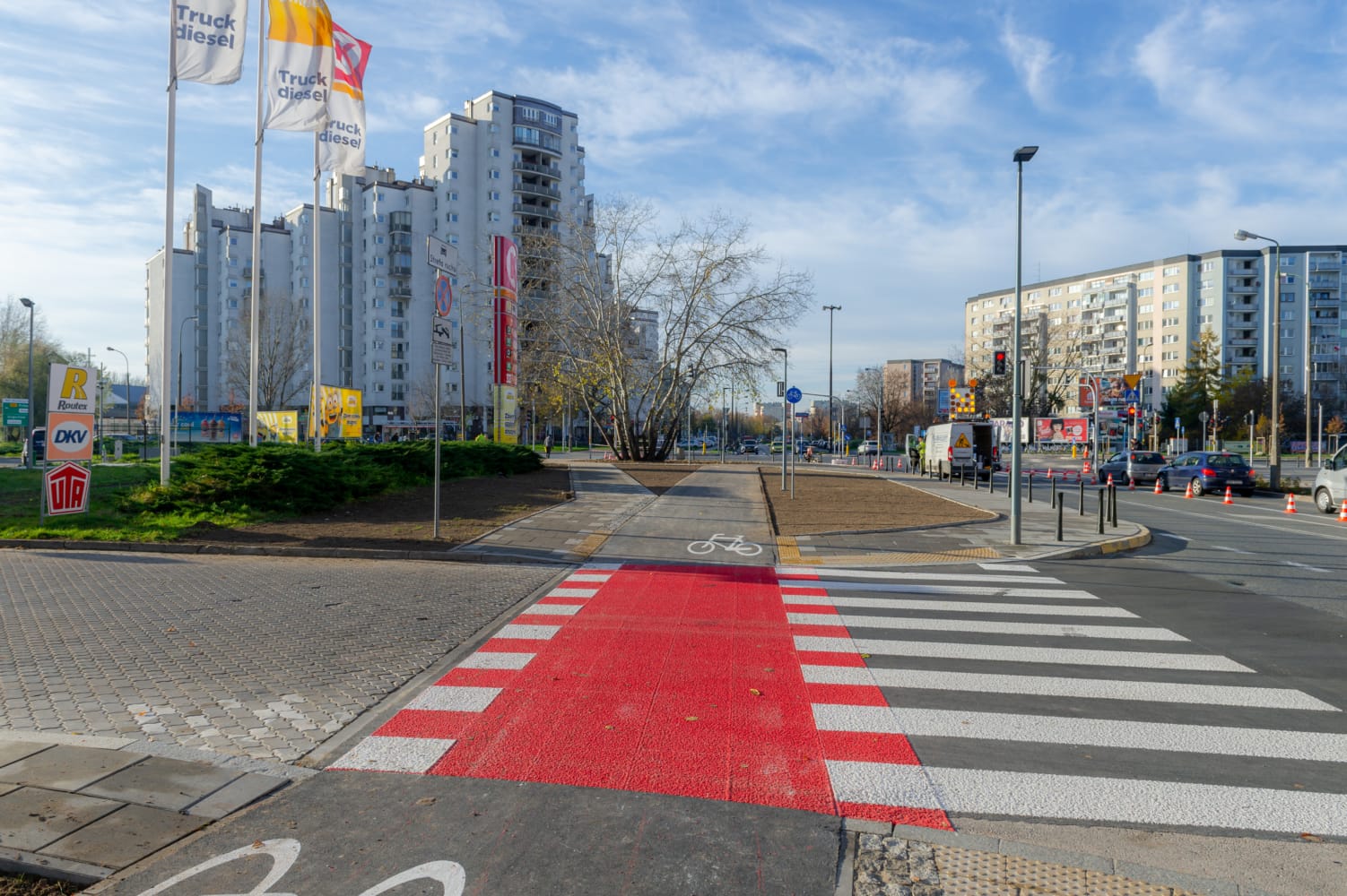 Nowo wybudowany czerwony pas rowerowy i przejście dla pieszych w otoczeniu miasta