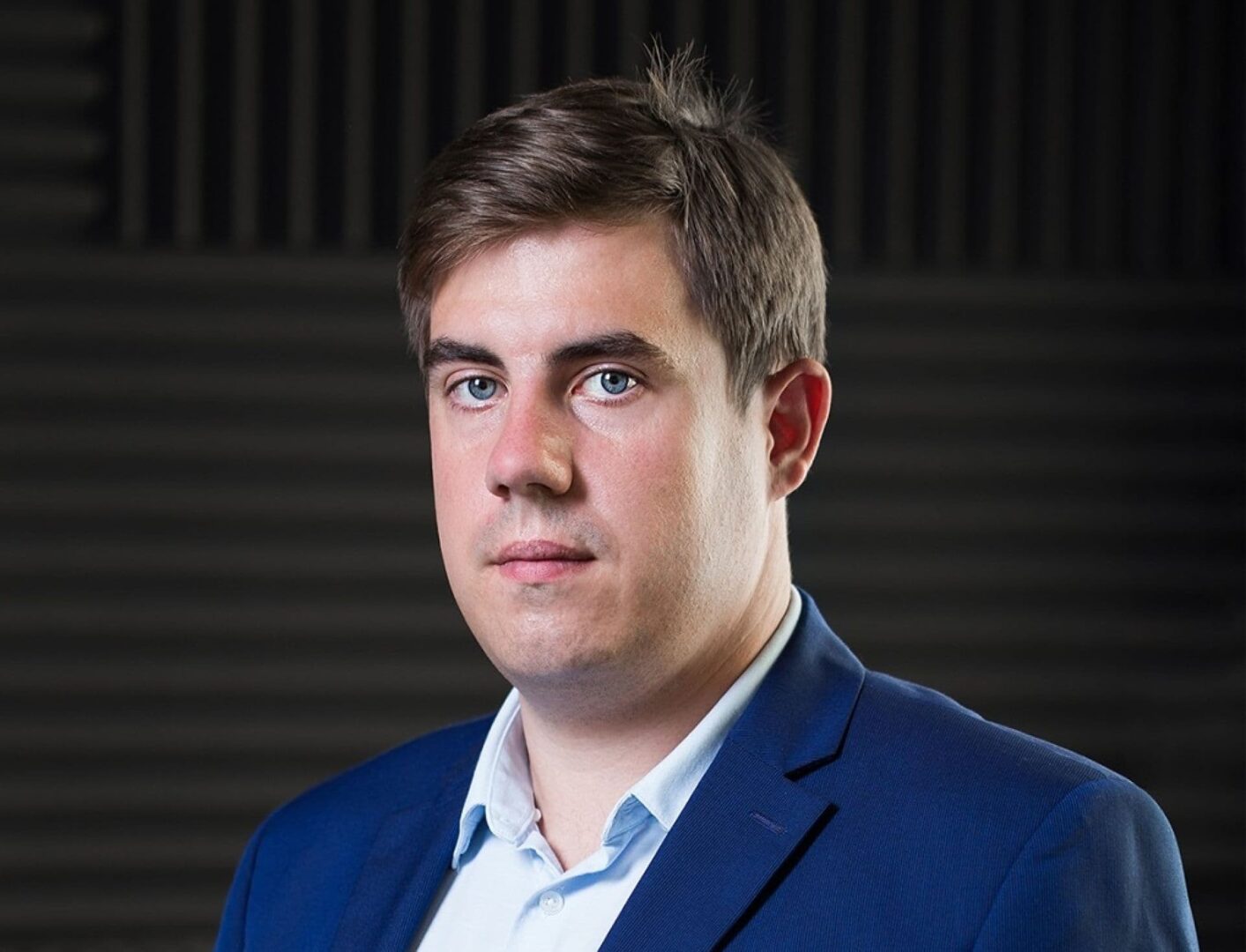 Portret młodego mężczyzny w niebieskim garniturze