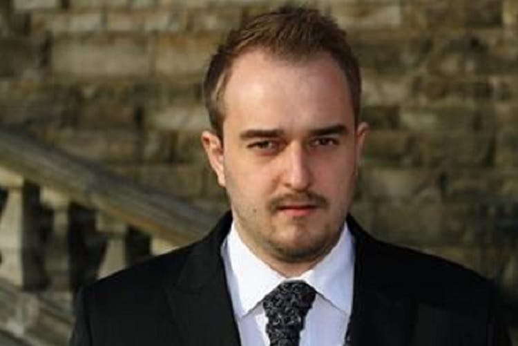 Zdjęcie mężczyzny w garniturze i krawacie