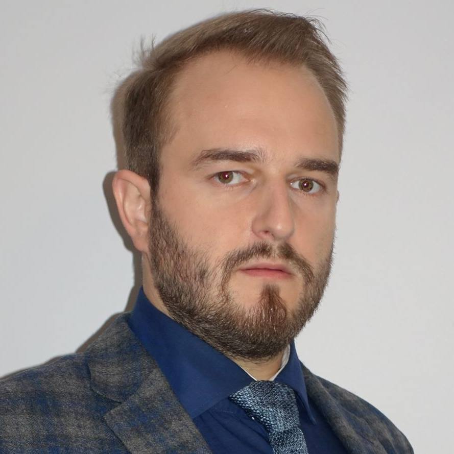 Zdjęcie mężczyzny w niebieskiej koszuli i szarej kurtce