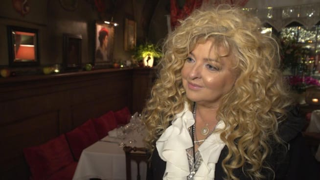 Magda Gessler in a restaurant, discussing "Calineczka i Napoleon".