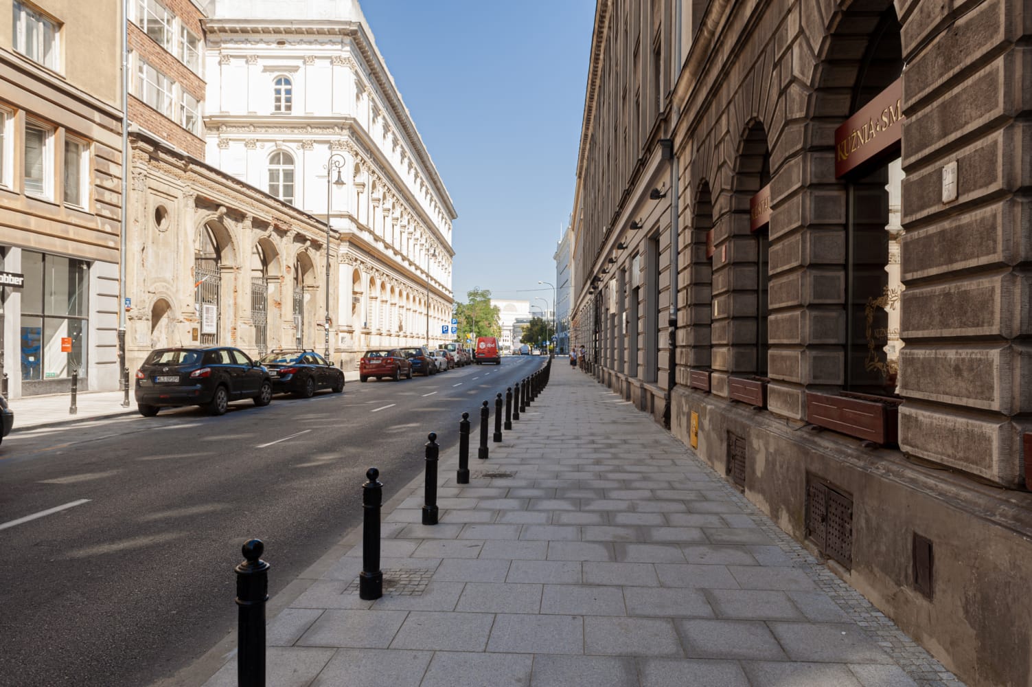 Pusta ulica w Warszawie, w Polsce, z zabytkowymi budynkami.