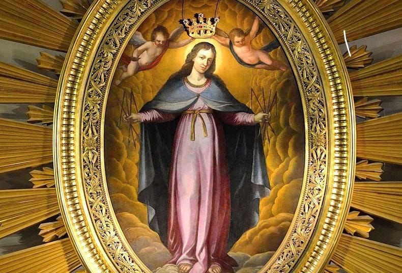 Obraz Madonny z siedmioma mieczami, otoczonej cherubinami i koroną.