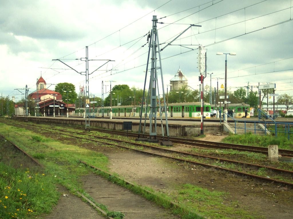 Peron dworca kolejowego w Otwocku z zabytkowym pociągiem pasażerskim