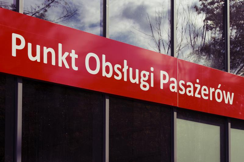 Red sign: Punkt Obsługi Pasażerów (Passenger Service Point)
