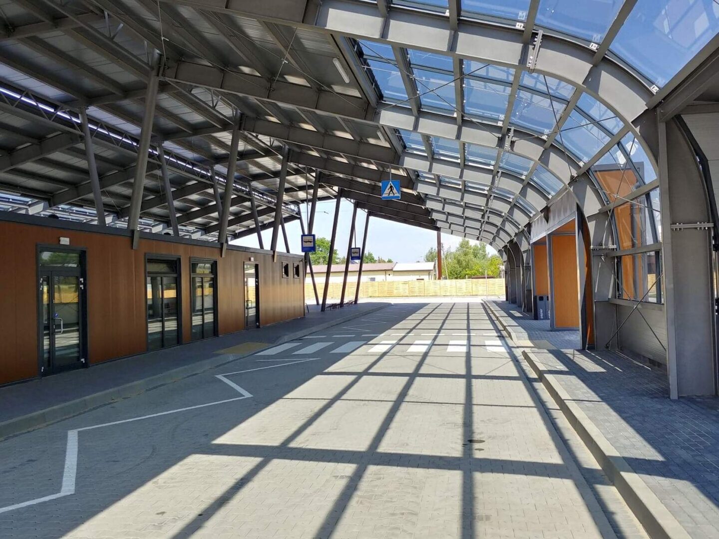 Nowoczesny dworzec autobusowy ze szklanym dachem i poczekalniami