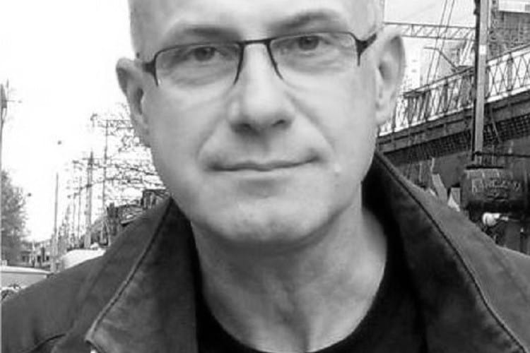 Czarno-białe zdjęcie autora, Marka Fishera.