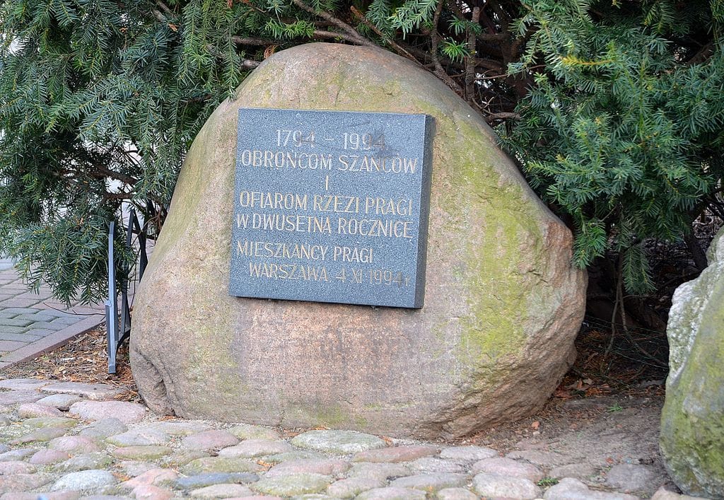 Kamień pamiątkowy warszawskiej Pragi: 1794-1994, upamiętniający obrońców i ofiary.