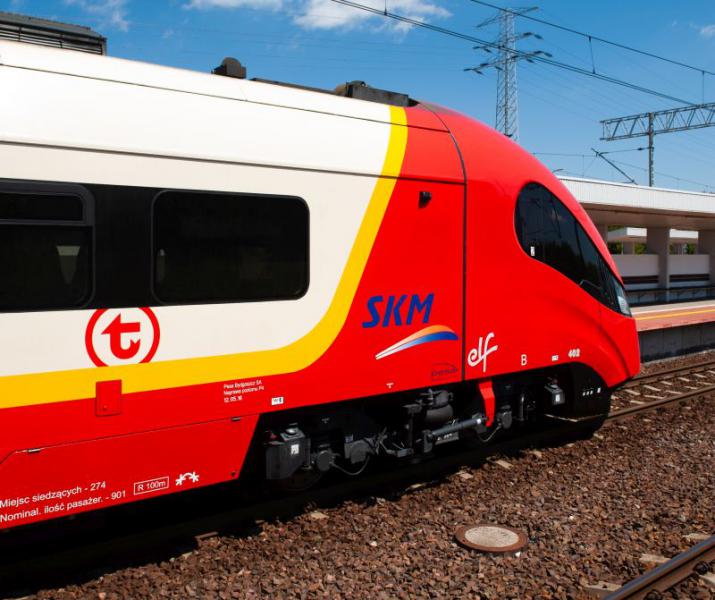 Nowoczesny czerwono-biały pociąg SKM Elf na peronie stacji