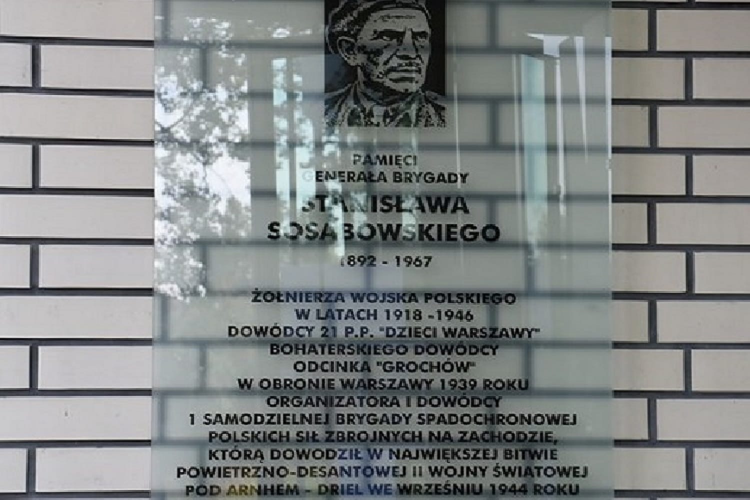 Tablica pamiątkowa upamiętniająca generała Stanisława Sosabowskiego, polskiego bohatera II wojny światowej.