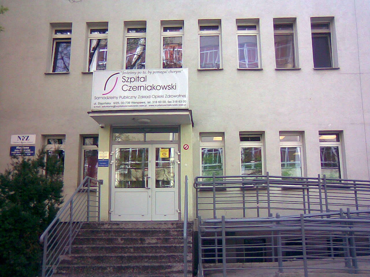 Exterior of Czerniakowski Hospital in Warsaw, Poland. "Samodzielny Publiczny Zakład Opieki Zdrowotnej" is visible on the building.
