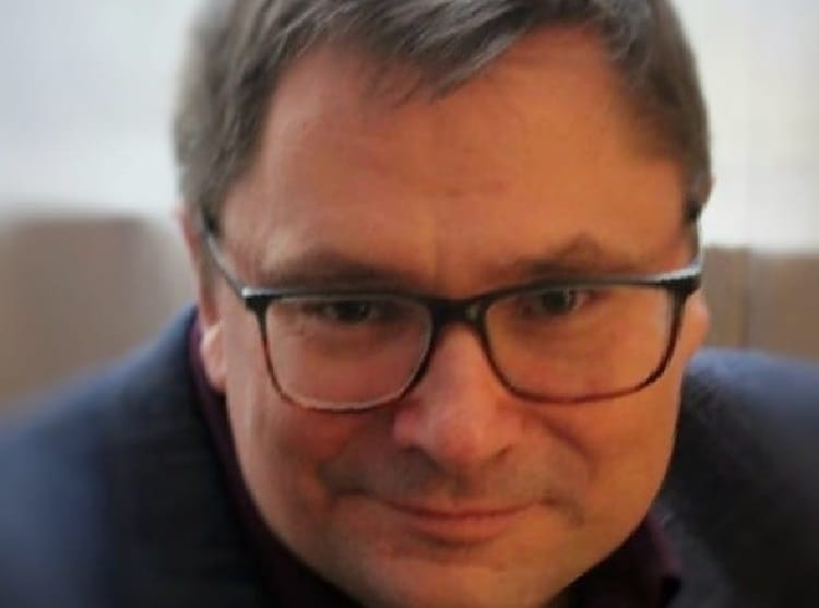 Portret mężczyzny w okularach z bliska.