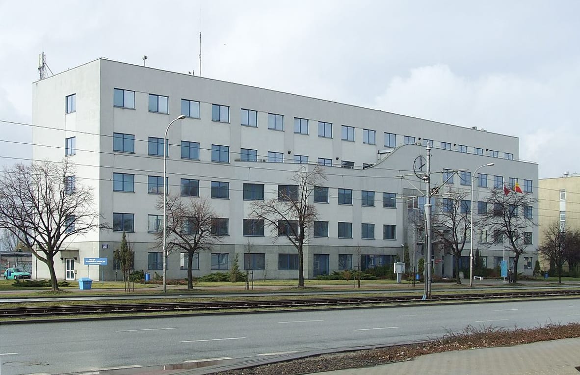 Nowoczesny budynek biurowy na ulicy miejskiej