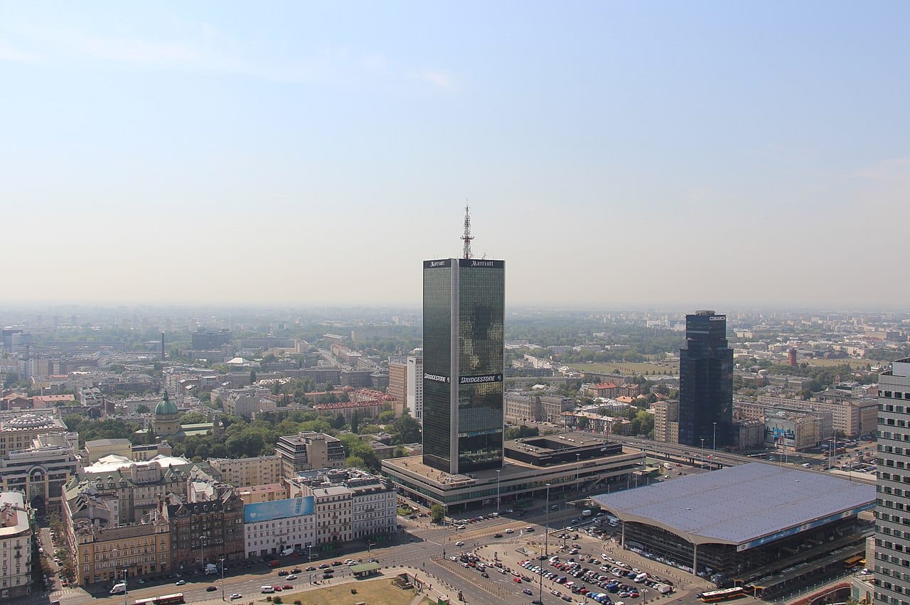 Widok z lotu ptaka na Warszawę, w Polsce, ukazujący hotel Marriott i otaczającą miasto panoramę.