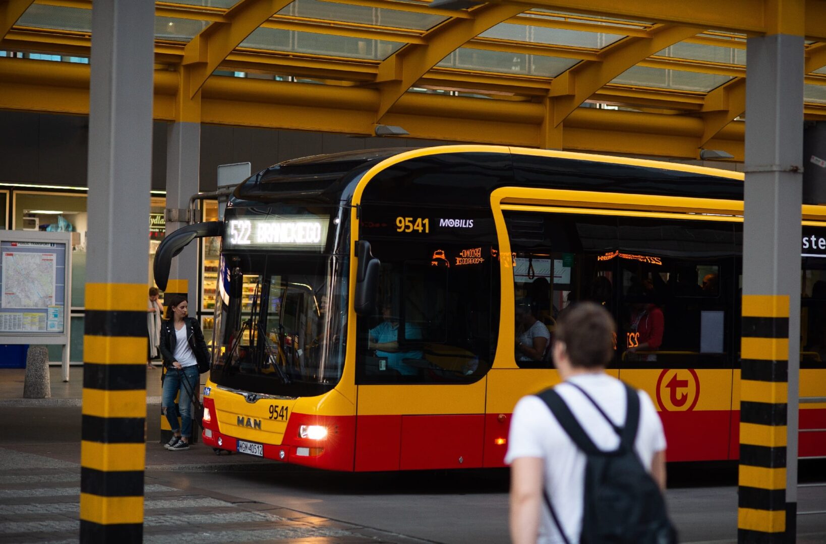 Żółty i czerwony autobus miejski na Dworcu Centralnym, linia 522. Zmiany w trasach autobusów na Dworcu Centralnym.