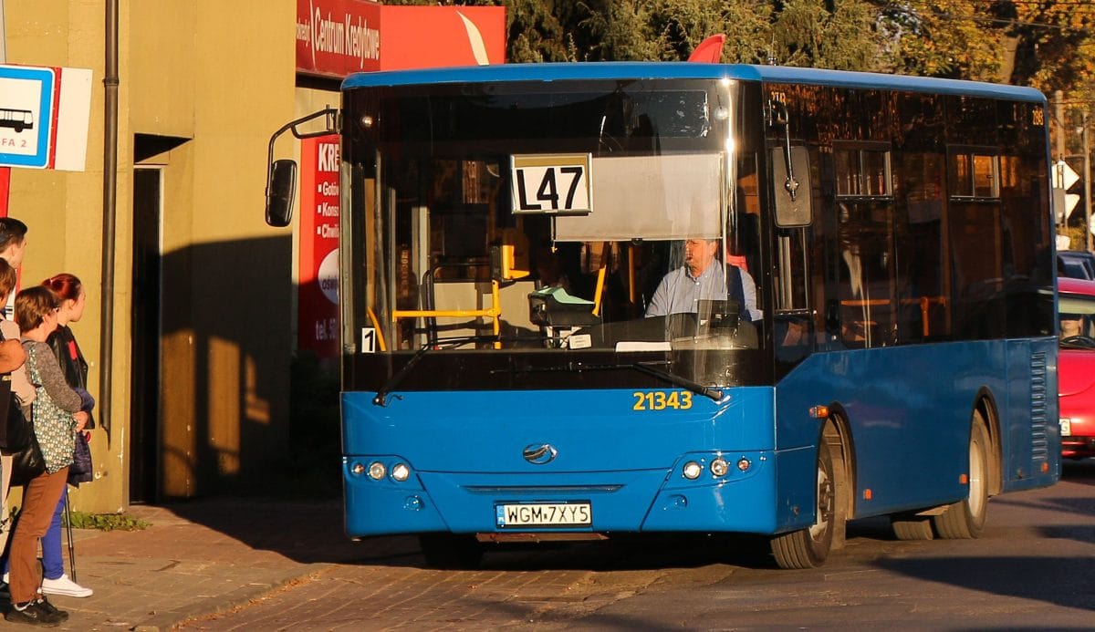 Niebieski autobus miejski nr 21343, linia L47, zatrzymał się na przystanku autobusowym.