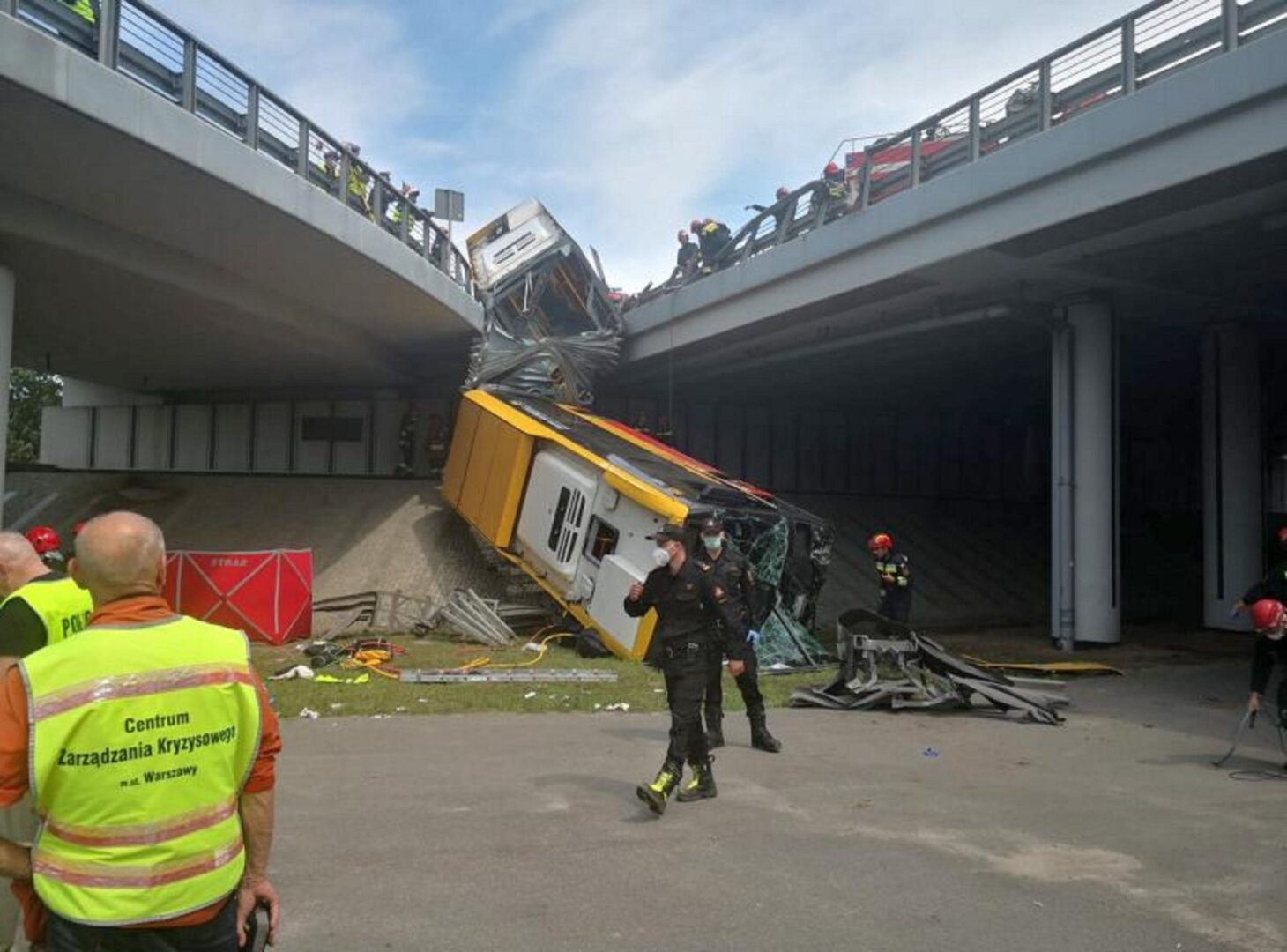 Katastrofa autobusu w Warszawie: Ratownicy na miejscu przewróconego autobusu na moście.