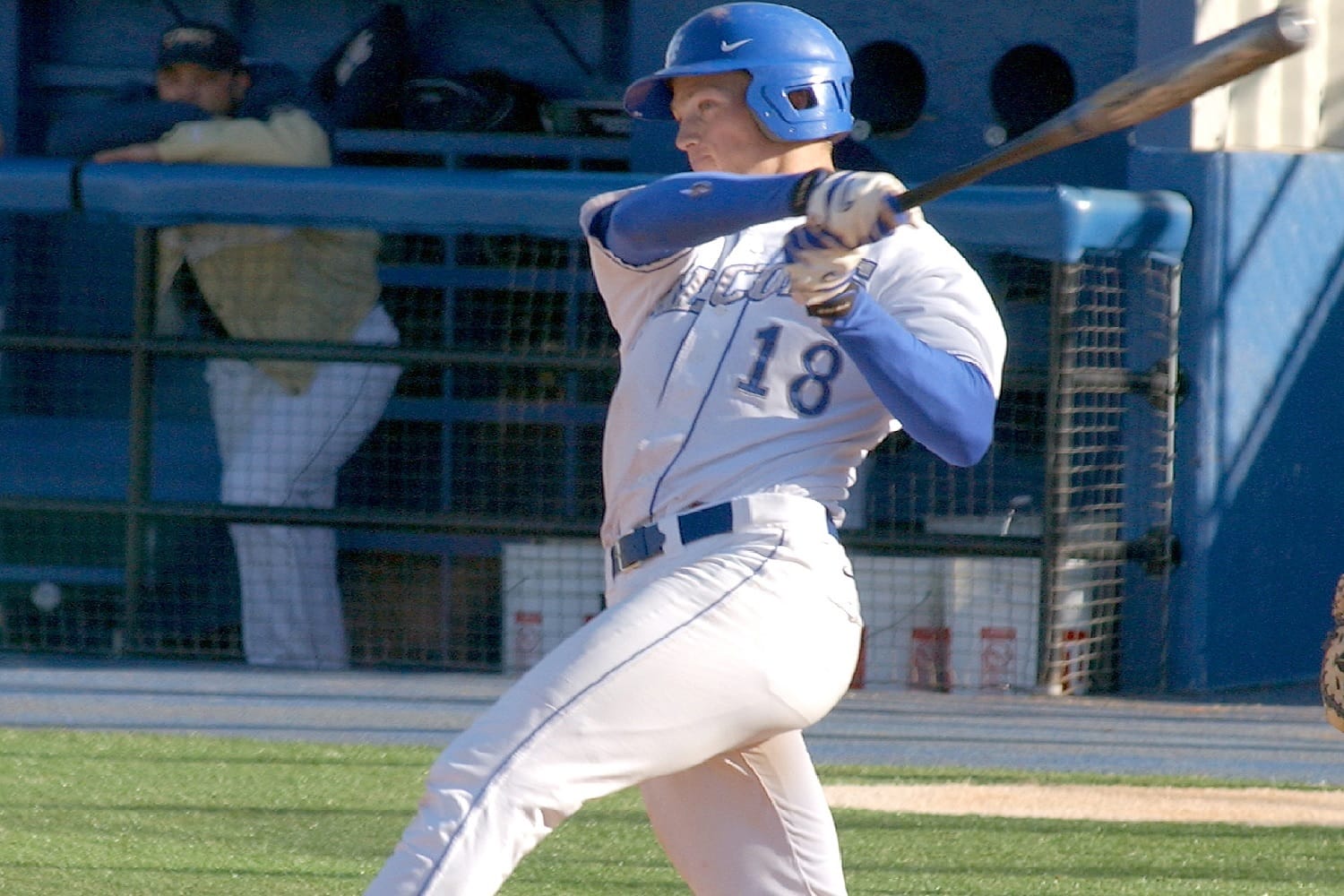 Baseballista nr 18 w pozycji do odbijania, zamach kijem