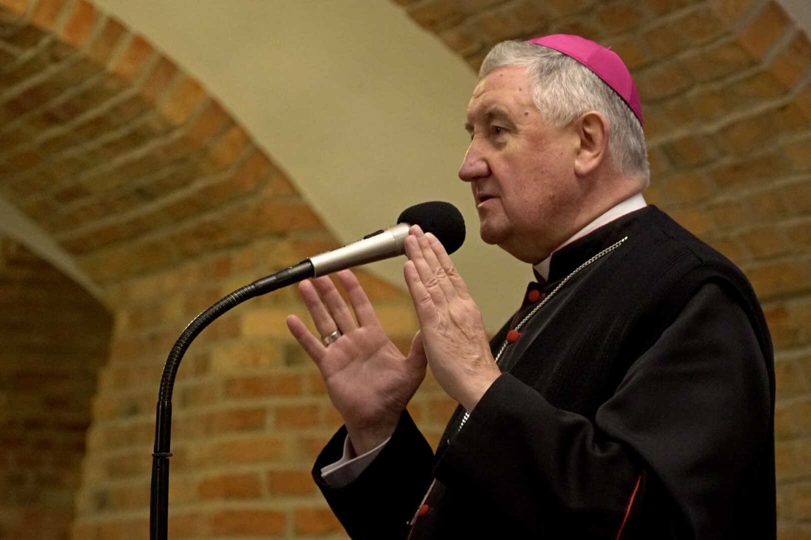 Biskup przemawiający do mikrofonu, diecezja warszawsko-praska
