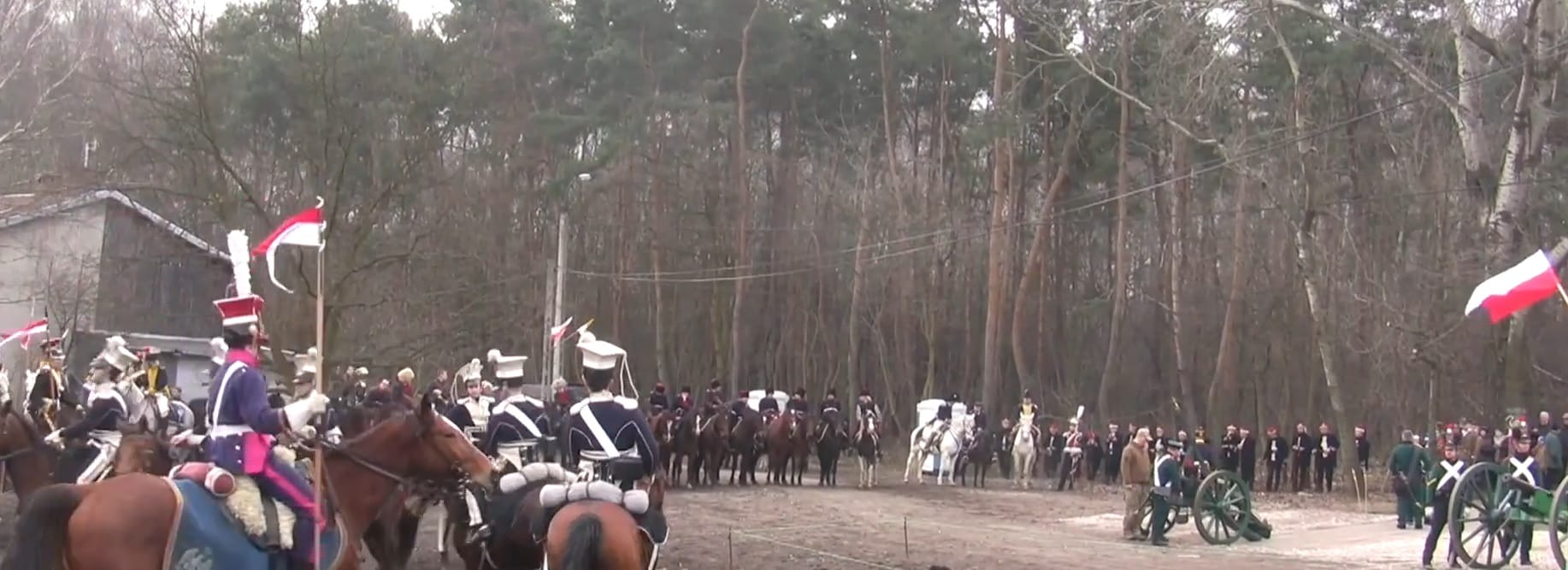 Inscenizacja bitwy pod Olszynką Grochowską, z udziałem żołnierzy w mundurach z epoki oraz artylerii.