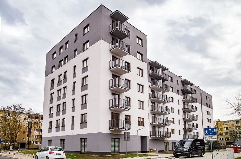 Nowoczesny budynek apartamentowy z balkonami i parkingiem
