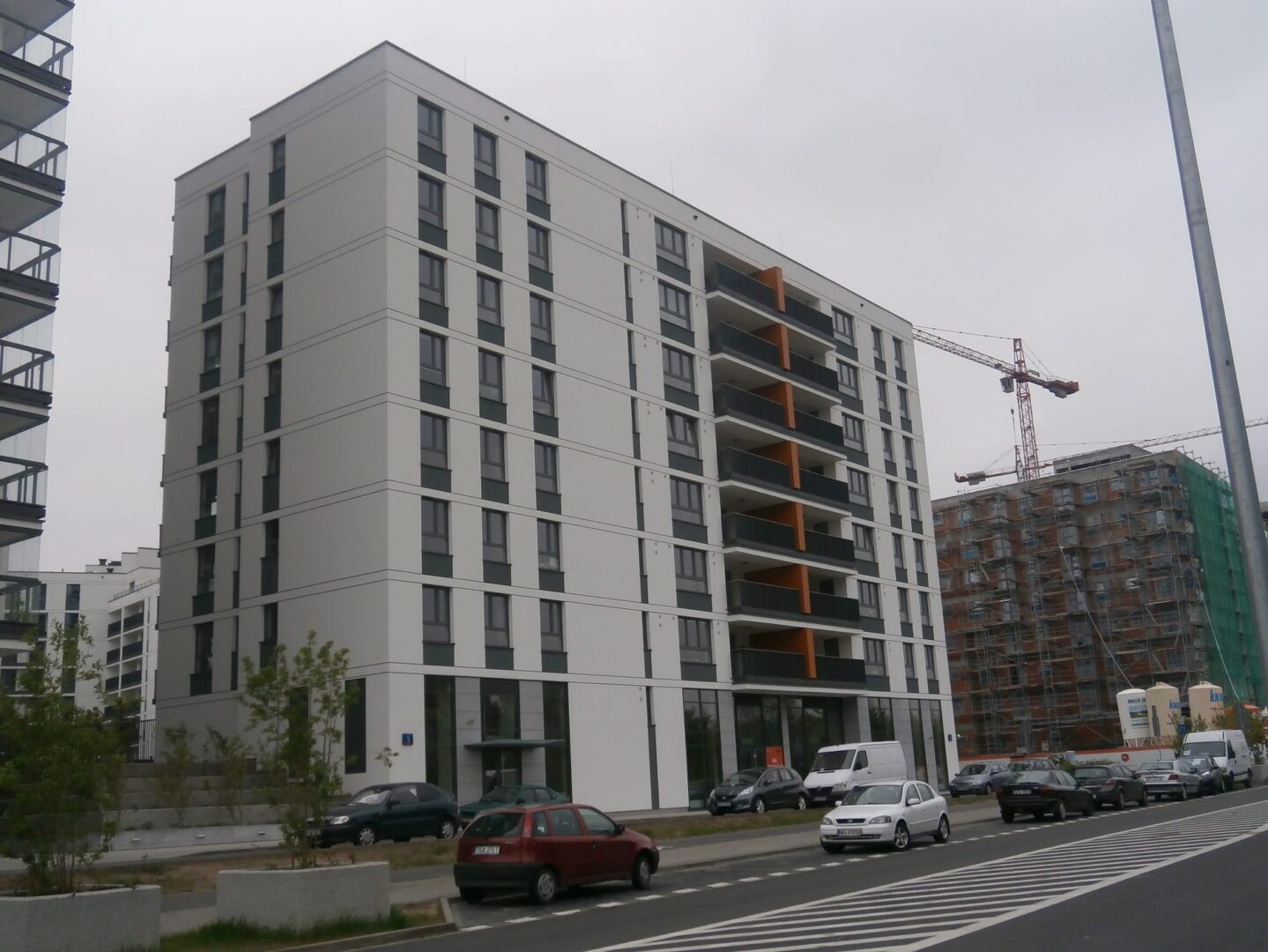 Nowoczesny budynek apartamentowy z balkonami w budowie. Nowe osiedle mieszkaniowe.