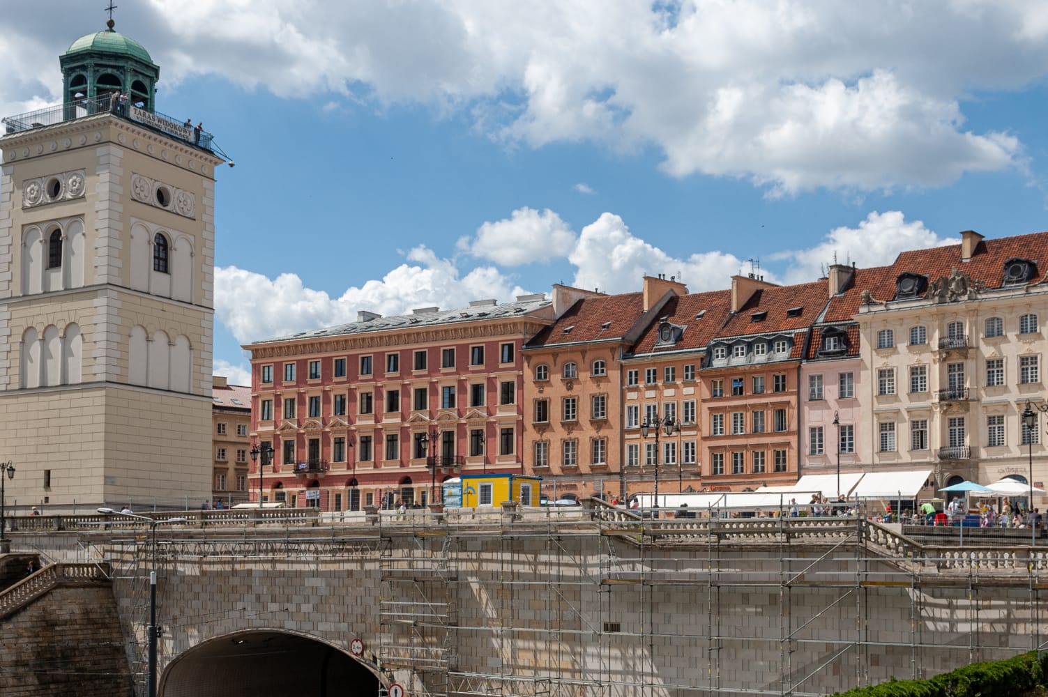 Architektura Starego Miasta w Warszawie z dzwonnicą i rusztowaniem na moście