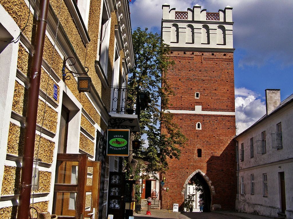 Brama z cegły w historycznym europejskim mieście. Architektura średniowieczna.